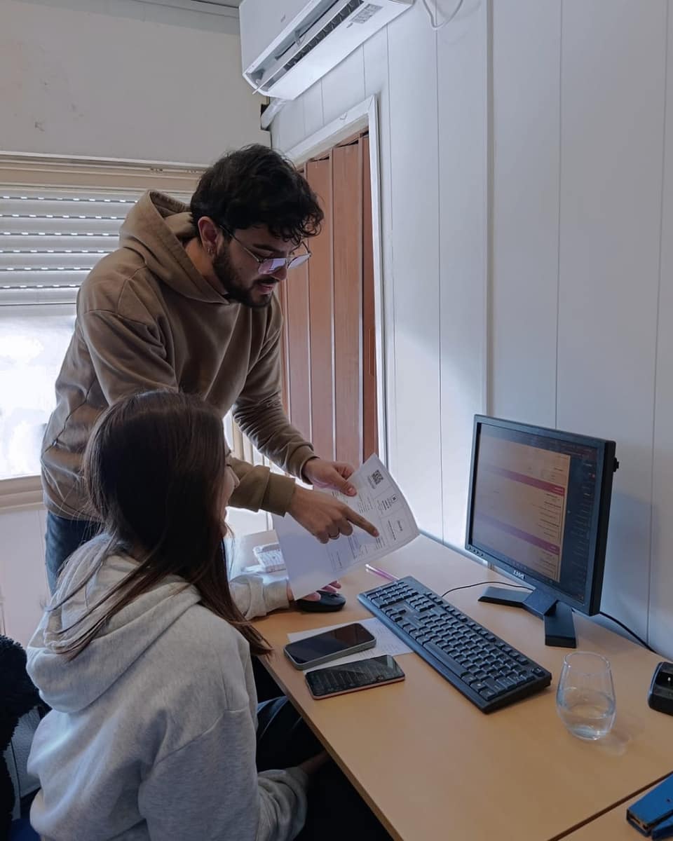 Equipo de OnBox controlando una etiqueta de envío en el sistema