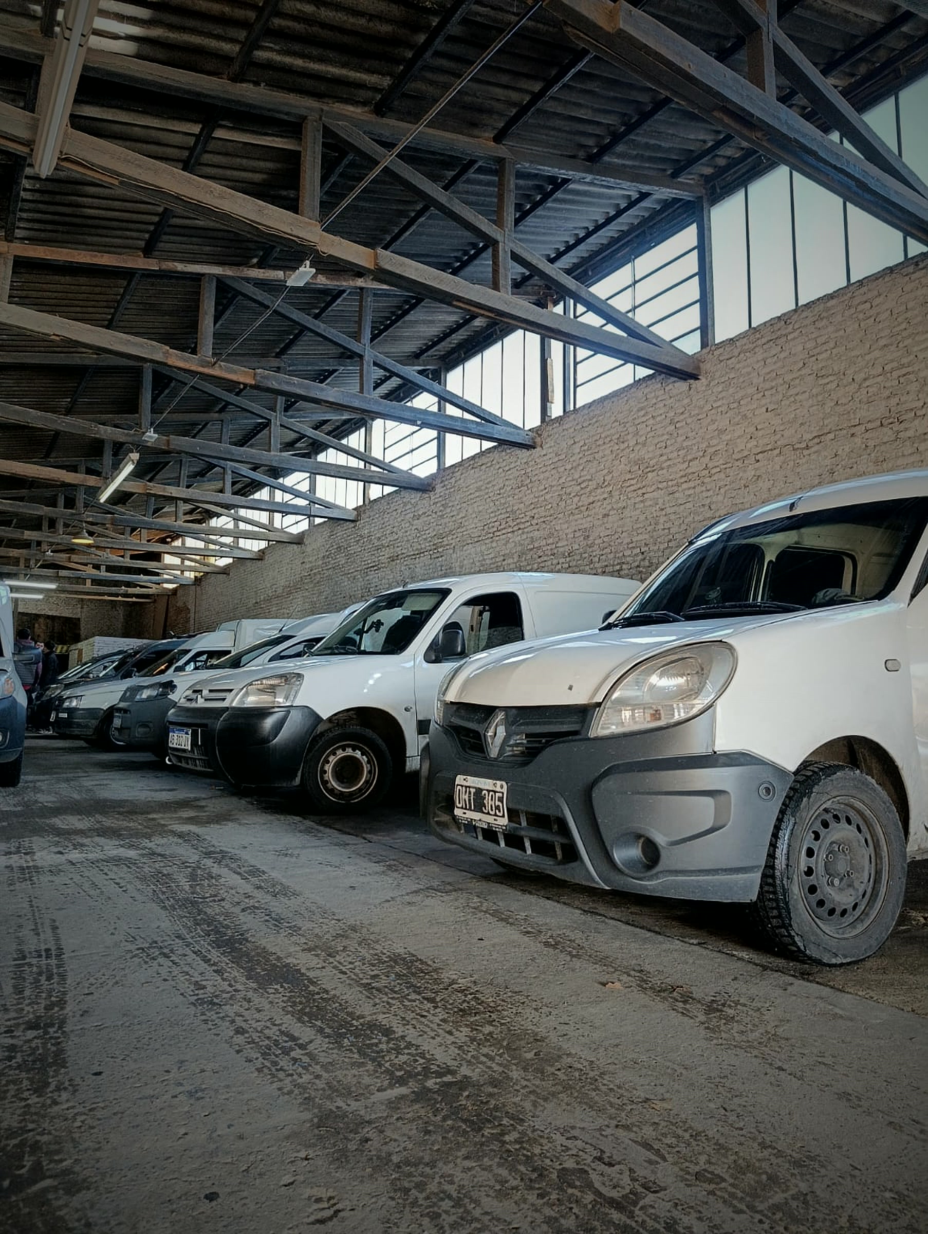 Flota de utilitarios de OnBox en el depósito de Bernal